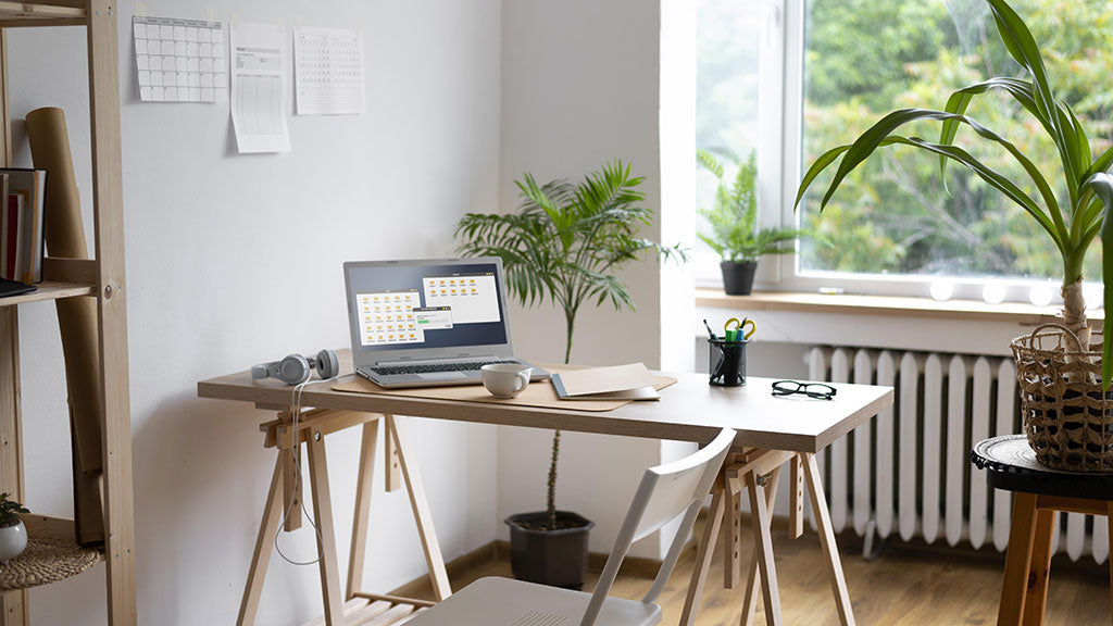 Heller Homeoffice-Arbeitsplatz mit Laptop am Fenster