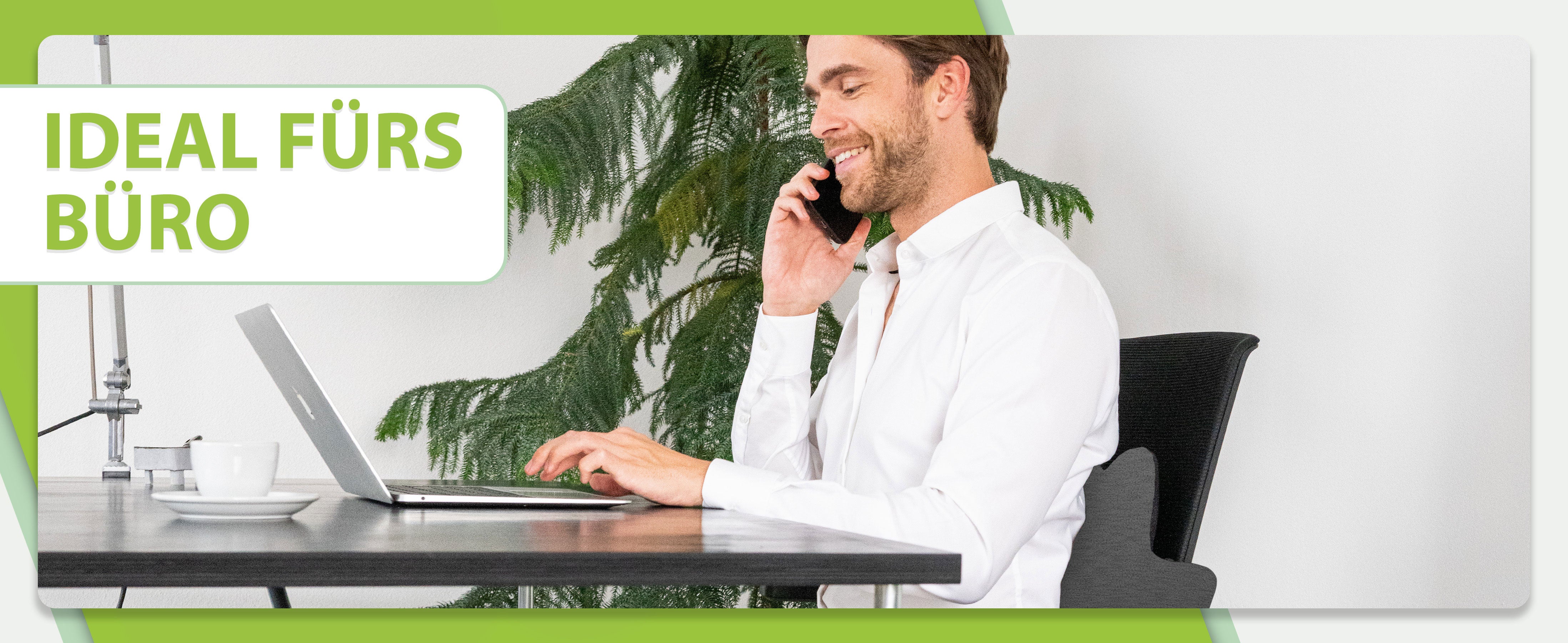 Ideal fürs Büro: Der Mann telefoniert und arbeitet an einem Laptop, sitzt auf einem Stuhl mit dem feela Rückenkissen in Dunkelgrau für gesunde Haltung.