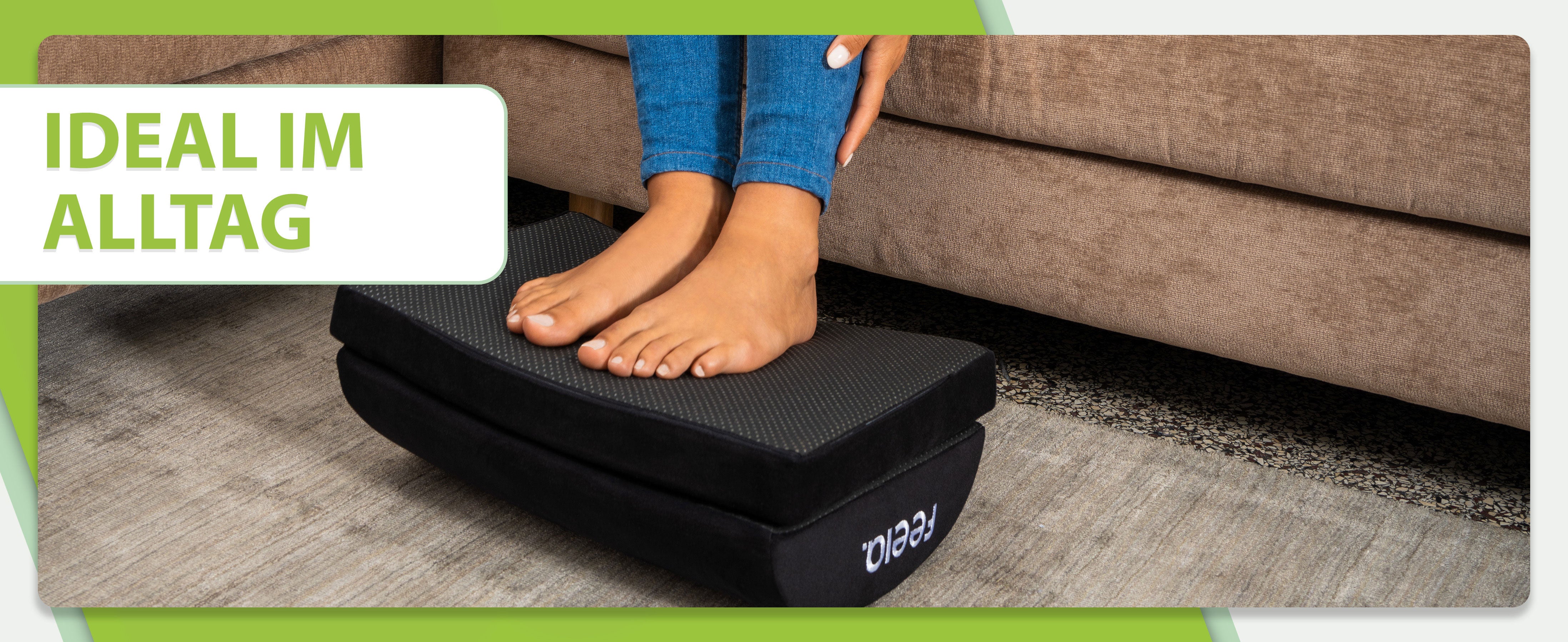 Bild einer schwarzen ergonomischen Fußstütze von feela im Einsatz. Die Fußstütze befindet sich vor einem Stuhl, auf dem eine Person sitzt und die Füße darauf ablegt, was eine entspannte Haltung fördert. Der Hintergrund ist bewusst schlicht gehalten, um die Aufmerksamkeit auf die Fußstütze zu lenken. Text auf dem Bild betont die Vielseitigkeit und Alltagstauglichkeit des Produkts.