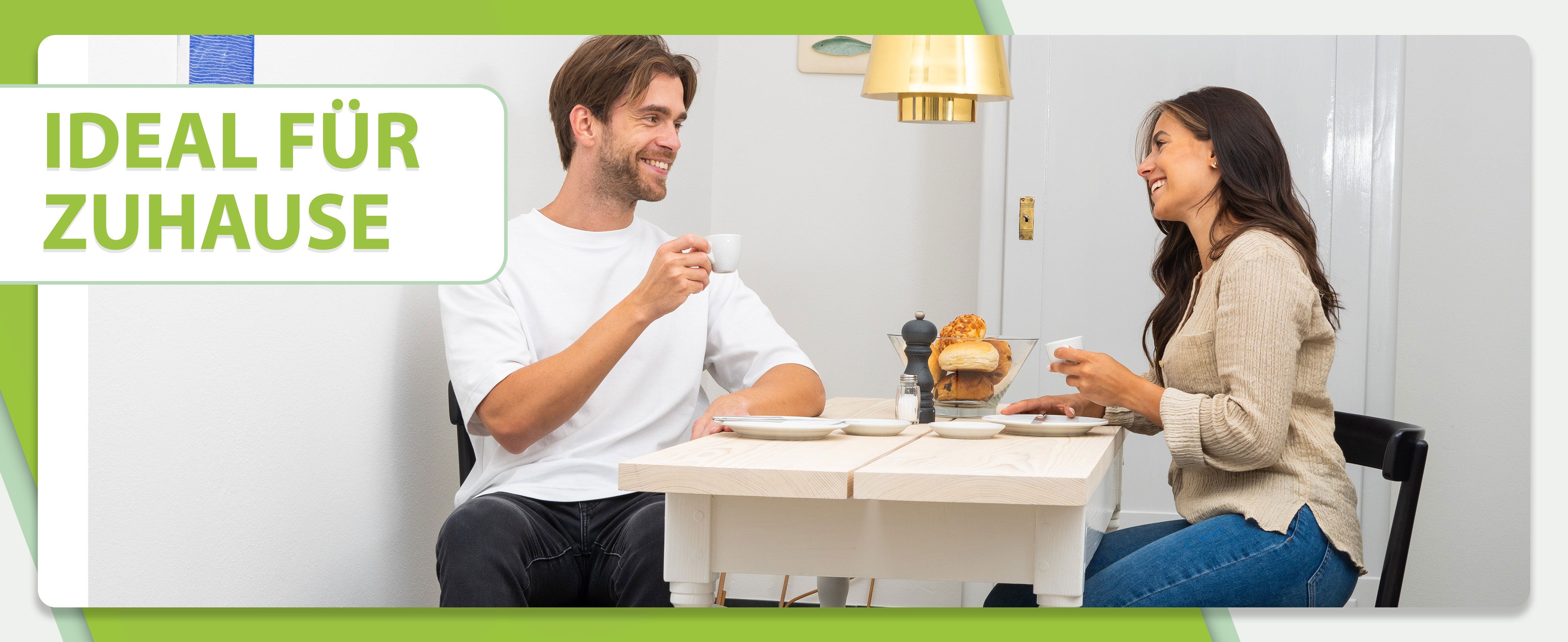 Foto einer ergonomischen Fußstütze "feelia" im Einsatz zu Hause. Eine lächelnde Person sitzt an einem Esstisch und benutzt die Fußstütze, was eine bequeme Sitzhaltung ermöglicht. Der Hintergrund ist freundlich und wohnlich gestaltet. Der Text auf dem Bild betont, dass die Fußstütze perfekt für den Heimgebrauch geeignet ist.