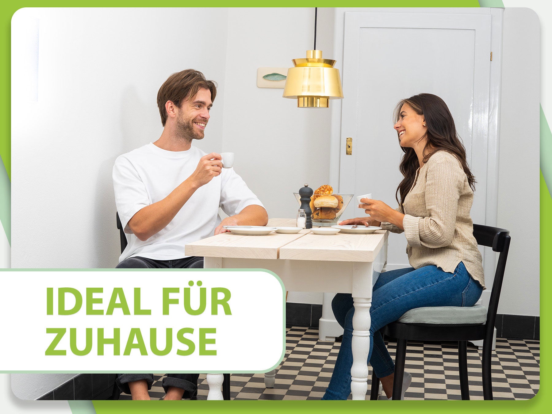 Ergonomische Fußstütze von Feela in Schwarz, perfekt für das Zuhause, unterstützt eine bequeme Sitzposition beim Entspannen oder Arbeiten, verwendet von einer jungen Frau am Esstisch.