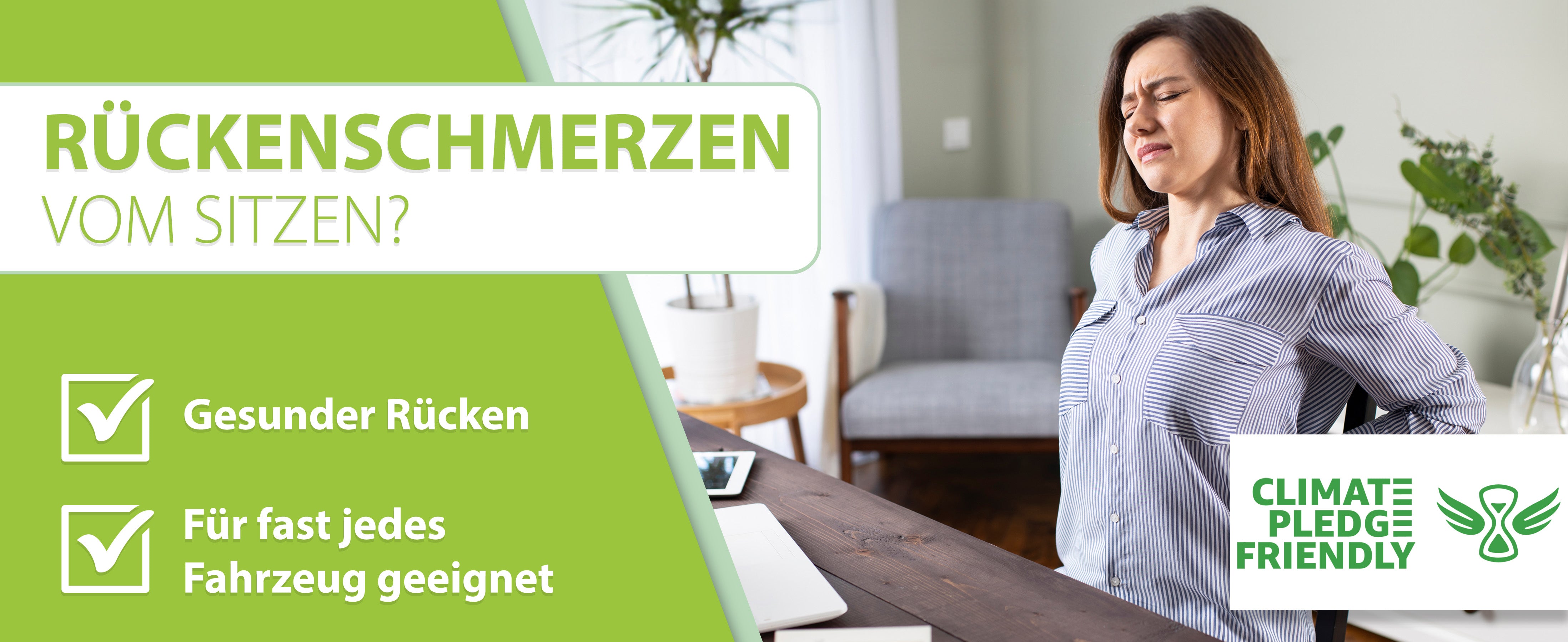 Eine Person, die offensichtlich Rückenschmerzen hat, steht und fasst sich an den unteren Rücken, neben der Frage 'Rückenschmerzen vom Sitzen?'. Die Vorteile eines 'Gesunden Rückens' und die Eignung für 'fast jedes Fahrzeug' des Auto-Sitzkissens von feela werden hervorgehoben, neben dem 'Climate Pledge Friendly'-Siegel.