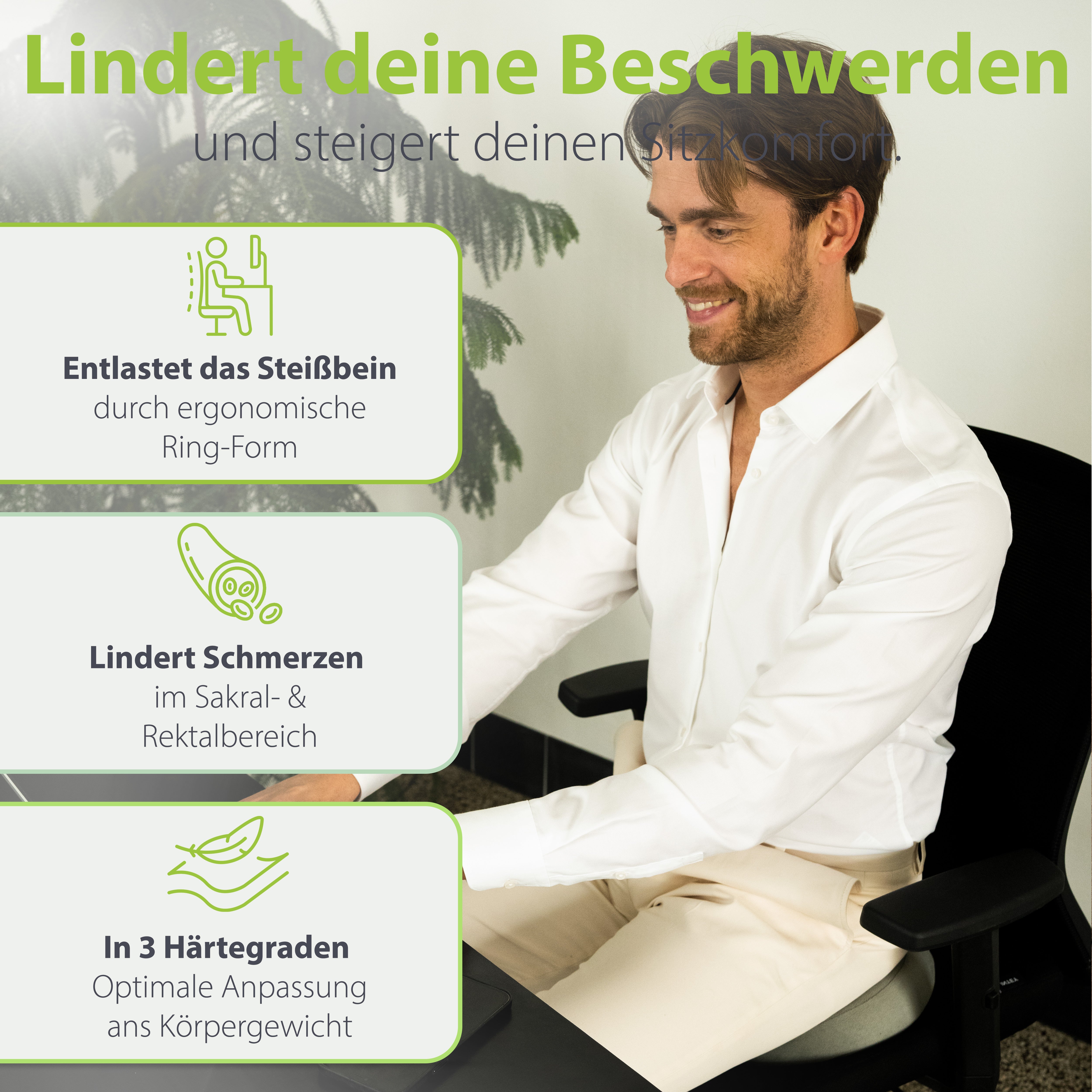 Lächelnder Mann sitzt bequem auf einem Bürostuhl und benutzt ein ergonomisches Ringkissen von feela, das Steißbeinbeschwerden entlastet und die Sitzposition verbessert.