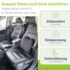 Ein modernes, ergonomisches Auto-Rückenkissen von feela, platziert auf dem Fahrersitz eines Autos, demonstriert die Passform und das Design zur Unterstützung einer komfortablen Sitzhaltung während der Fahrt.