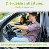 Glückliches Paar im Auto, der Mann am Steuer und die Frau auf dem Beifahrersitz, beide genießen die Fahrt dank der U-förmigen, entlastenden Sitzkissen von feela