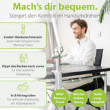 Ein lächelnder Mann in geschäftlicher Kleidung sitzt bequem auf einem Bürostuhl mit einem ergonomischen Kissen, umgeben von Ikonen, die die Vorteile betonen: Linderung von Rückenschmerzen, Unterstützung einer aufrechten Sitzhaltung und Anpassungsfähigkeit durch Memory-Schaum.