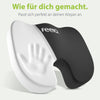 Ergonomisches Sitzkissen von feela in Schwarz, das sich durch Memory-Schaum perfekt an die Körperform anpasst, mit dem Slogan 'Wie für dich gemacht.