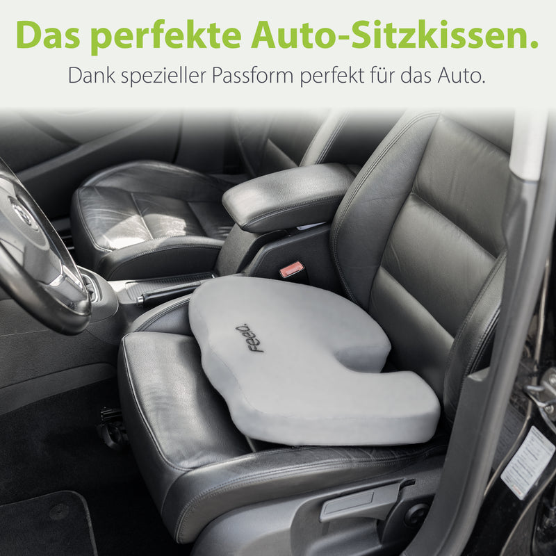 Das ergonomische Auto-Sitzkissen von feela auf dem Fahrersitz eines Autos, entworfen für perfekten Sitz und Komfort mit einer speziellen Passform für das Auto.